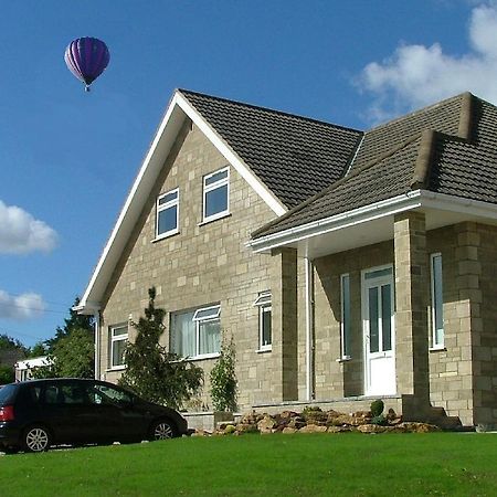 Mead Lodge B&B Corsham Esterno foto